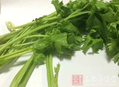 芹菜摘去葉子，洗凈，劃成細(xì)條，切成一寸左右的段