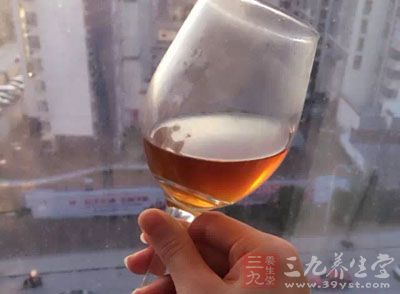 過量飲酒是造成股骨頭壞死的常見原因之一