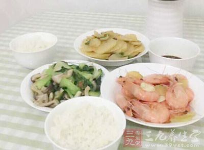 剩菜在冰箱里储存，吃之前一定要高温回锅