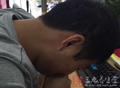 此外工作压力太大又得不到及时舒缓,它就像一个计时炸弹 此外工作压力太大又得不到及时舒缓,它就像一个计时炸弹