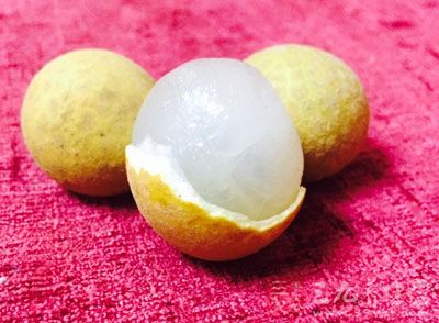 桂圆30克,莲子肉30克,红枣10枚,粳米60克,白糖适量 桂圆30克,莲子肉30克,红枣10枚,粳米60克,白糖适量