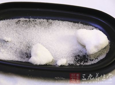 用淡盐水轻轻涂于灼伤处,可以消炎 用淡盐水轻轻涂于灼伤处,可以消炎