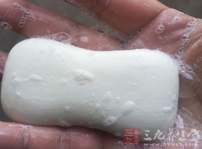 烫伤后,马上抹些肥皂,可暂时消肿止痛 烫伤后,马上抹些肥皂,可暂时消肿止痛