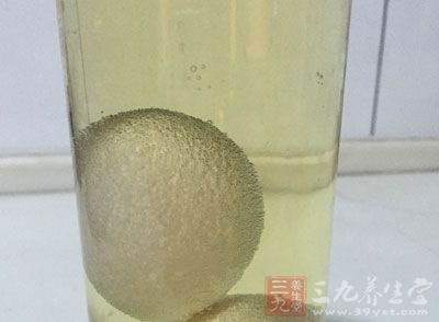 将新鲜的鸡蛋洗净，擦干水分，再浸泡入500ml的醋中