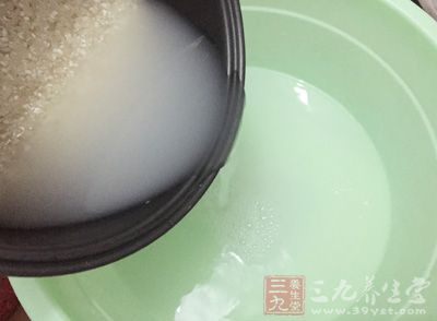 那就是淘米煮飯之后的淘米水