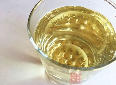 因为喝浓茶解酒还会使自身的血压升高