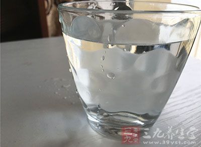 將鹽溶于水進(jìn)行飲用