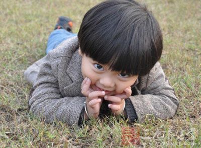 孩子贴近肌肤的地方，给孩子戴上一个银质带铃铛的手镯