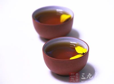 在天氣熱的時(shí)候，喝點(diǎn)涼茶對(duì)身體很有好處，而且還能消暑