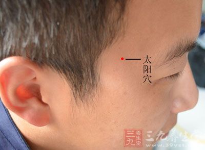 抹用双手的食指、中指和无名指的指腹,从前额正中向两侧抹到太阳穴各36次 抹用双手的食指、中指和无名指的指腹,从前额正中向两侧抹到太阳穴各36次