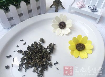 將用過的濕茶葉用紗布抱起來(lái)