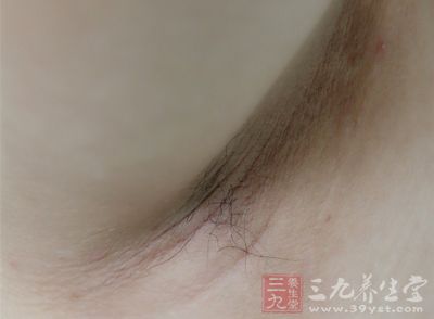 人体的腋下不仅容易出汗,还因为这里的褶皱比较多,水分不容易蒸发 人体的腋下不仅容易出汗,还因为这里的褶皱比较多,水分不容易蒸发