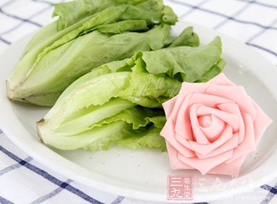 生菜的營養(yǎng)元素是非常高的，生菜含有豐富的維生素，其含水量也是蔬菜中的佼佼者