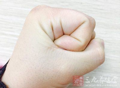 并且經(jīng)常固握拳，不僅能補(bǔ)腦益精