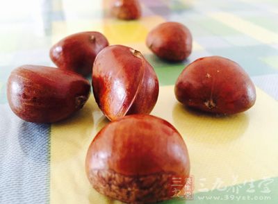 冬季养生可以多吃坚果,坚果是指油脂多的种子类食物,如花生、核桃、板栗、榛子、杏仁等 冬季养生可以多吃坚果,坚果是指油脂多的种子类食物,如花生、核桃、板栗、榛子、杏仁等