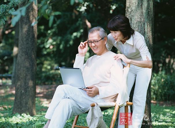 本病多见于50岁以上男性。大多数发生于下唇的唇红缘部位,少数发生于下唇的外中三分之一交界处 本病多见于50岁以上男性。大多数发生于下唇的唇红缘部位,少数发生于下唇的外中三分之一交界处