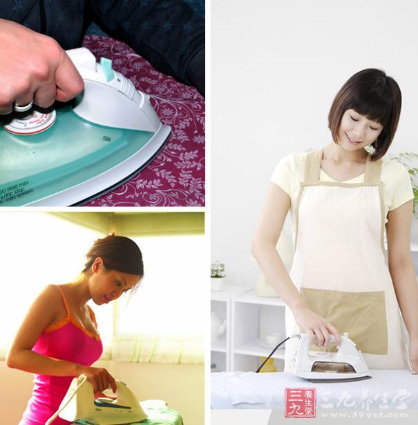 用两条毛巾分别铺在衣服上下方，衣服上方可用一条略湿的毛巾