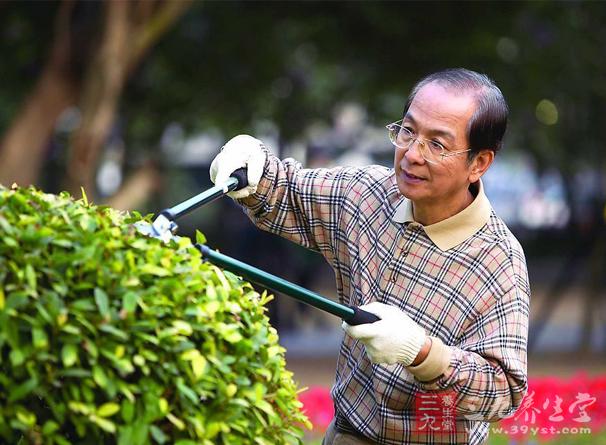 肺脓肿(abscess of lung)是中央含有空腔的、局限的肺化脓性及坏死性病变，可由多种化脓性细菌引起，临床上以高热、咳嗽、咳大量脓臭痰为特征，X线胸片显示肺实质内有空腔形成。