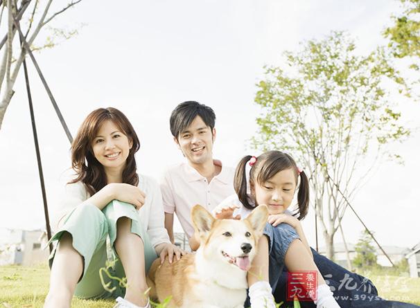 气瘤是一种具有家族遗传倾向的先天性疾病。常在青春期开始发生，有的在儿童期或出生时就被发现。亦常伴有某种发育上的缺陷