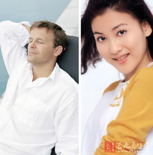 每次洗头都有一大堆头发脱落,早发性秃头或不断掉发都是工作压力大、精神紧张所致 每次洗头都有一大堆头发脱落,早发性秃头或不断掉发都是工作压力大、精神紧张所致