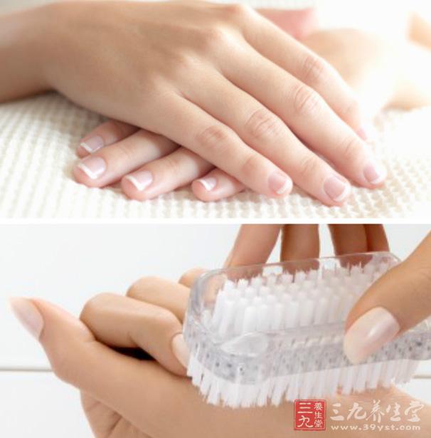 2、指甲板横纹 横纹深粗者,表示一次严重的疾病。 指甲横纹多且细者,多见于长期慢性消化系统疾病。饮食稍不注意,就会出现腹痛、泄泻等症状。 3、指甲的斑点 瘀黑斑点—是表示脑部血液循环发生障碍的征兆。一般右手指甲出现,表示左脑有问题。 指甲白点—消化不良,指甲上出现1个或数个白点: 成人多见肝功能代谢或受损,特别是乙肝慢性病人。 小孩多见于肠胃积滞,消化不良或虫积或缺钙 习惯性便秘,长期造成肠胃紊乱也会出现点状白点。 4、按压指甲 一般