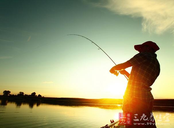 养鱼的池塘鱼源是丰富的，主要有鲢鱼、鳙鱼、草鱼，还有鲤鱼，鲫鱼