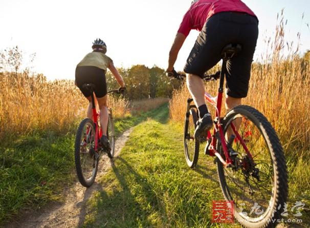素材 骑单车/骑单车是最好的有氧运动之一，对心肺功能提高很有效，也对心脑...