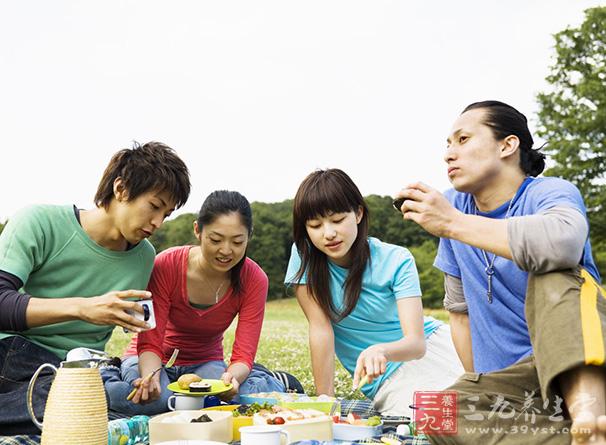 過食辛辣炙博、醇甘厚味，或情志抑郁化火，損陰耗血，血熱生風(fēng)，風(fēng)熱上竄巔頂