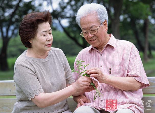 發(fā)病前眼無不適，突然視力急劇下降，甚至失明，或伴有眼脹，頭疼，或目珠轉動作痛，甚或初起自覺眼前有蚊蠅飛舞、云霧飄動，或視物呈現(xiàn)紅色，繼而一眼或雙眼視力驟然下降，至明暗不分。.jpg