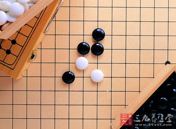 五子棋棋盘可用木料,硬纸,塑料,布料,石料或环保材料等制成