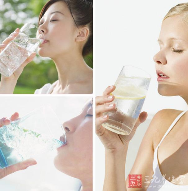 清晨最好空腹喝一杯温水(300毫升)