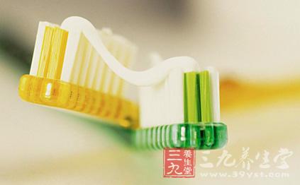 牙疼一个多月。用药物牙膏刷牙没效果。吃了药以后发现牙疼的那边嘴唇麻木了。会是什么原因