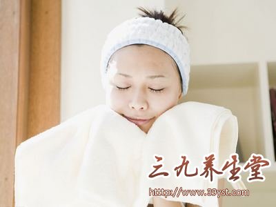 揉搓脸部使面色红润