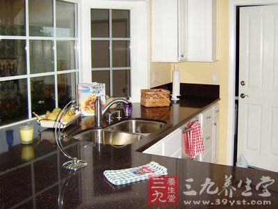 用不消毒的抹布擦桌子