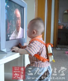 小孩看电视 须警惕孤独症