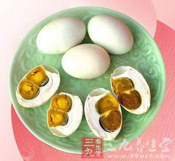 咸鸭蛋补钙好 草菇抗癌佳