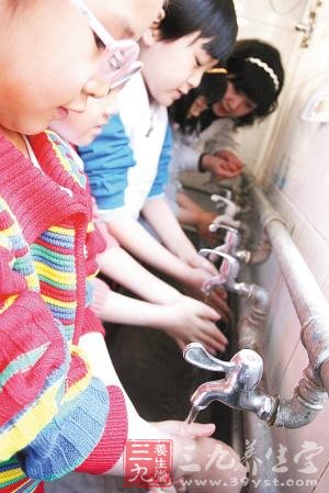 孩子学会洗手防腹泻流感
