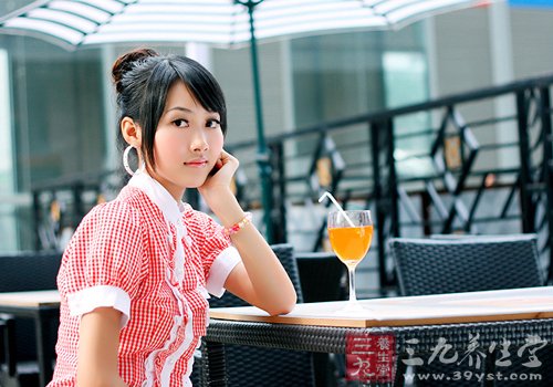 喝水养出美丽肌肤全靠这些方法