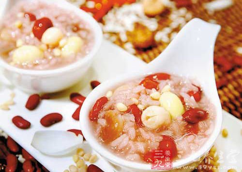 冬天巧喝腊八粥疾病远离你