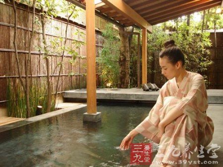 寒天养生泡温泉成时尚 冷热交替刺激心脏