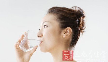 早晨千万起来别喝久置水