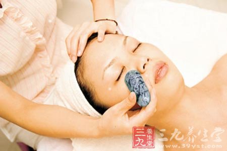 刮痧疗法让你从头美到脚