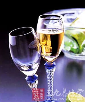 男性长寿8个建议 每日小酌半杯红酒