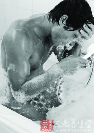 男性淋浴时巧用冷热水交替可壮阳