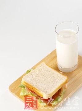 牛奶+面包 先吃哪个更好
