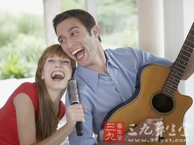 边吃边唱 伤喉又伤胃