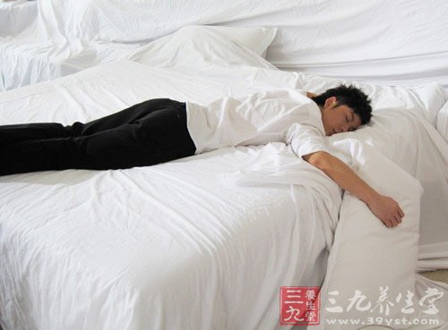 中医告诉你冬季哪些睡姿最伤身
