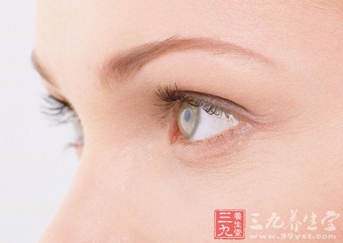 冬季防手足干燥可用香油和蜂蜜擦拭