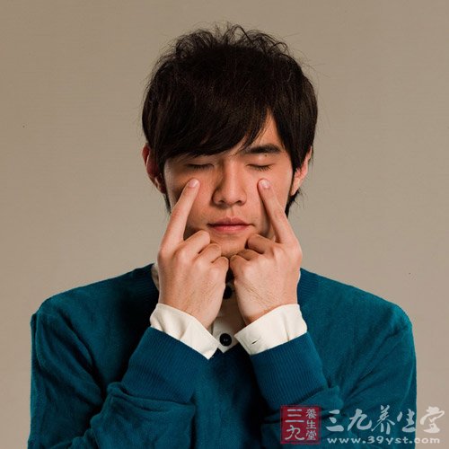 当红明星周杰伦教做规范眼保健操