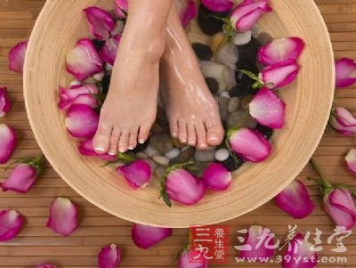 善用中医中药 泡脚养生延年益寿